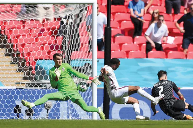هدف سترلينغ يضع إنجلترا على المسار الصحيح بفوز افتتاحي مهم على كرواتيا