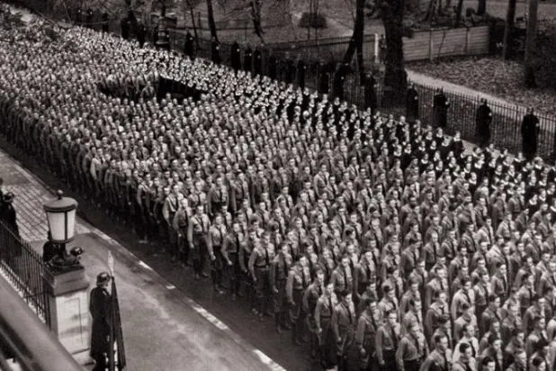 «شبيبة هتلر» في عرض عسكري بميونيخ عام 1935 تمهيداً للانضمام رسمياً إلى الحزب النازي (فوتو 12 / يونيفيرسال إيميجز غروب - عبر وكالة غيتي)
