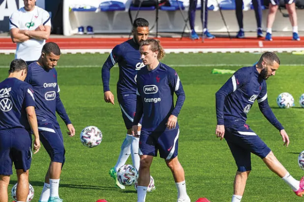 لاعبو منتخب فرنسا أبطال مونديال 2018 خلال التدريب الأخير قبل افتتاح مشوارهم القاري بمواجهة ألمانيا (إ.ب.أ)