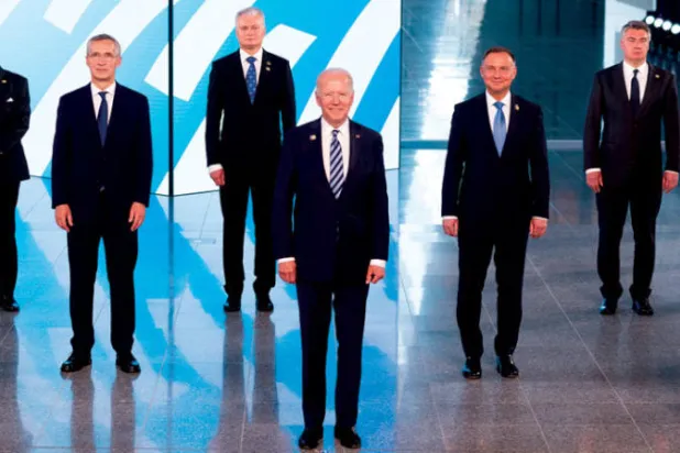 {الناتو} يطالب روسيا والصين وإيران باحترام القانون الدولي