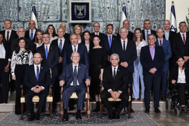 هل تصمد حكومة بنيت أمام تناقضاتها؟