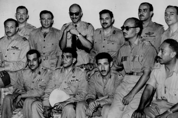 الضباط المصريون بعد إعلان قيام النظام الجمهوري في 20 يونيو 1953... وبدا (في الصف الأول من اليسار):  عبد اللطيف البغدادي وجمال عبد الناصر ومحمد نجيب وعبد الحكيم عامر وصلاح سالم وأنور السادات (كيستون - أرشيف هالتون - غيتي)