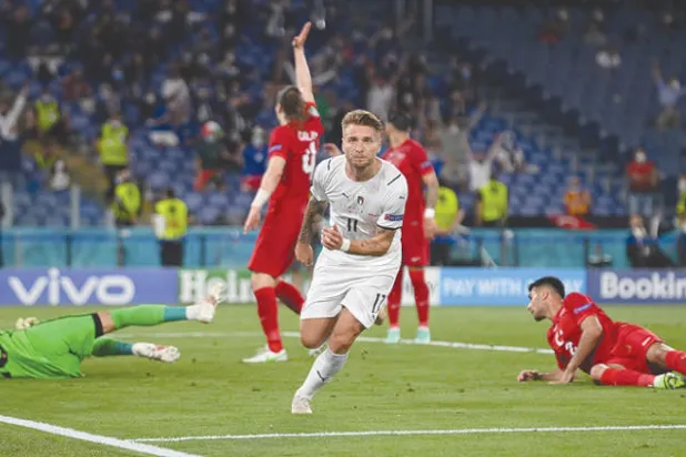 إيموبيلي مهاجم إيطاليا بعد الهدف الثاني في شباك تركيا بافتتاح كأس أوروبا (رويترز)
