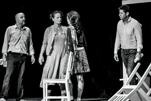 مشهد من مسرحية «المدينة لي»