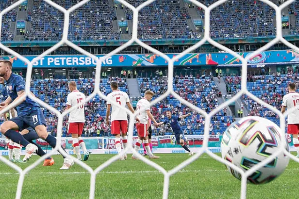 عدم نجاعة المهاجمين مشكلة تهدد إسبانيا... وليفاندوفسكي يخيّب آمال بولندا