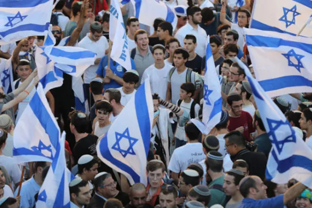 مسيرة الأعلام لمستوطنين إسرائيليين في القدس القديمة أمس (إ.ب.أ)