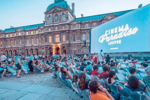 ساحة هرم «اللوفر» في باريس تتحول إلى سينما صيفية