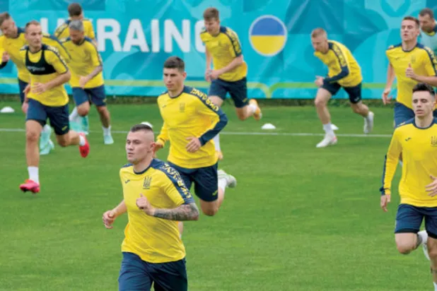 منتخب أوكرانيا وحصة تدريبية خلال كأس أوروبا (أ.ب)