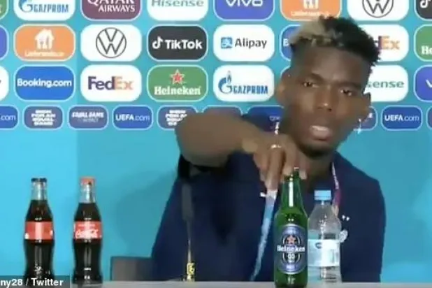 على خطى رونالدو... بول بوغبا يزيل زجاجة كحول من أمامه في مؤتمر صحافي