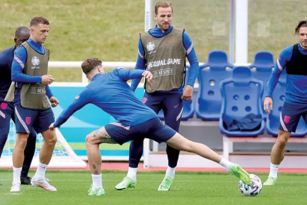 لاعبو إنجلترا خلال التدريبات استعداداً لمواجهة الديربي البريطاني أمام الجار الاسكوتلندي (رويترز)