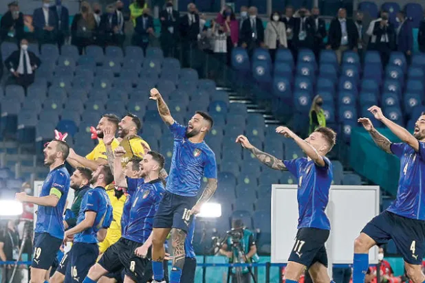 إيطاليا «المبهرة» تضمن أول بطاقة لثمن النهائي وتدخل ضمن المرشحين للقب
