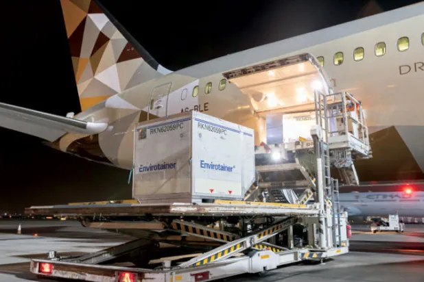 أبوظبي تتسلم «سوتروفيماب» لعلاج «كوفيد ـ 19»