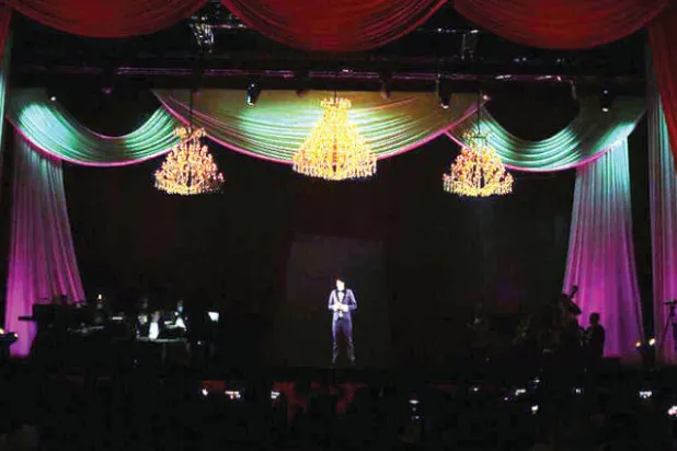 من حفل عبد الحليم حافظ عبر تقنية «الهولوغرام»...  (الشركة المنظمة للحفل)