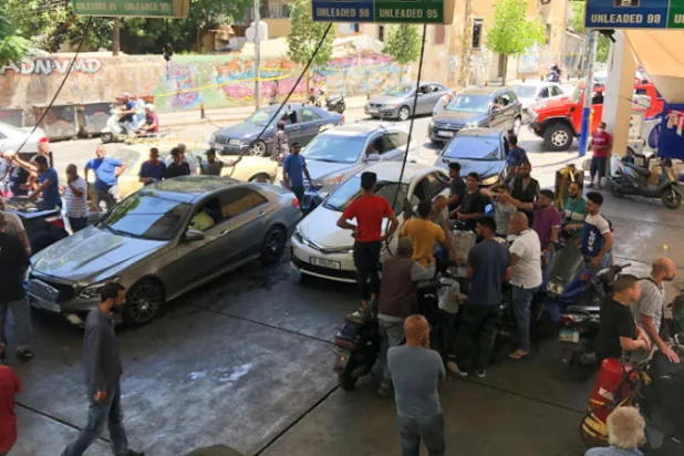 محطات الوقود في لبنان... طوابير طويلة و«فرص عمل» غير معتادة