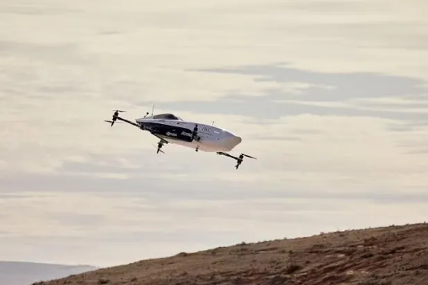 أول سيارة سباق طائرة في العالم تحلّق للمرة الأولى