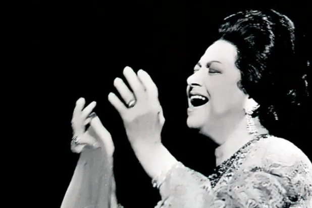 المطربة أم كلثوم على خشبة مسرح قاعة أولمبيا في باريس عام 1967 (فاروق إبراهيم - معهد العالم العربي - نيويورك تايمز)