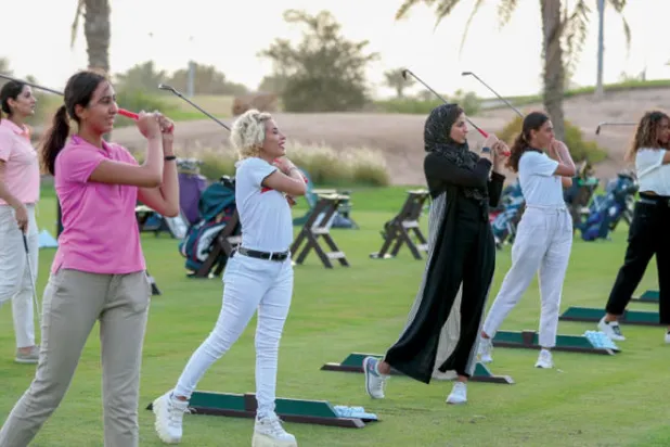 مبادرة «نادي السيدات أولاً» للغولف تشهد إقبالاً كبيراً