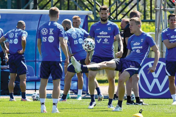 لاعبو فنلندا مفعمون بالحماس في التدريبات من أجل تحقيق حلم التأهل للدور الثاني لأول مرة (أ.ف.ب)