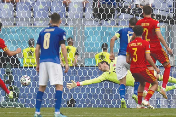 ويلز تخسر أمام إيطاليا وترافقها إلى ثمن النهائي... وسويسرا تنتظر مكاناً بين أفضل ثوالث