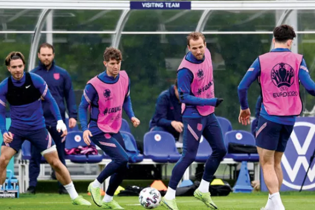 لاعبو إنجلترا متحمسون من أجل إنهاء الدور الأول في صدارة المجموعة (رويترز)