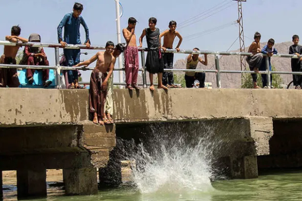 {طالبان} عند أبواب قندوز كبرى مدن شمال شرقي أفغانستان
