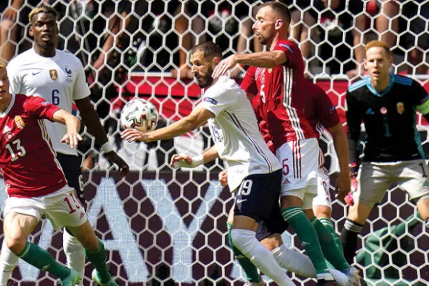 لم ينجح بنزيمة في تسجيل أي هدف في أربع مباريات متتالية مع المنتخب الفرنسي (إ.ب.أ)