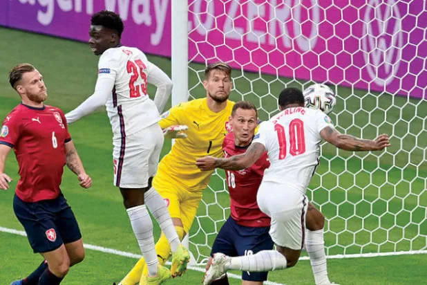 سترلينغ (يمين) يسجل برأسه هدف فوز إنجلترا في مرمى التشيك (أ.ف.ب)