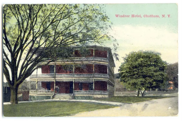 بطاقة بريدية للمبنى حين كان فندقاً