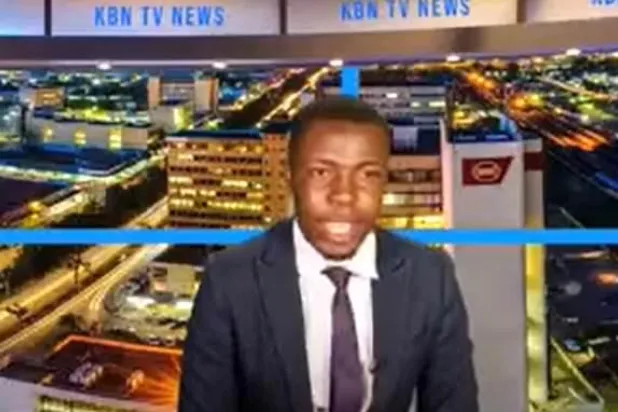 شاهد... مذيع يقطع نشرة الأخبار ليعلن أنه وزملاءه لم يتقاضوا رواتبهم