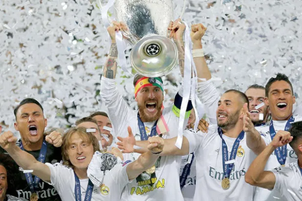 راموس وكأس دوري الأبطال بعد الفوز على أتلتيكو مدريد في النهائي بميلان عام 2016 (أ.ب)