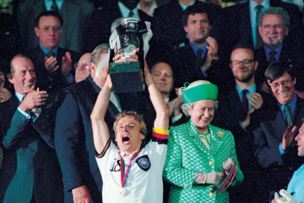 كلينسمان يتسلم كأس يورو 1996 من ملكة بريطانيا إليزابيث الثانية (غيتي) 