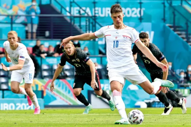 التشيكي شيك يهز شباك كرواتيا بعد تسجيله واحداً من أجمل أهداف البطولة الحالية أمام اسكوتلندا (إ.ب.أ)