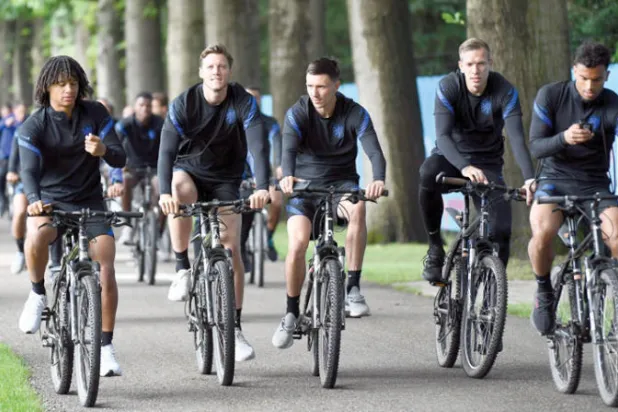 لاعبو هولندا يتوجهون لملعب التدريب بالدراجات استعداداً لمواجهة التشيك (رويترز)