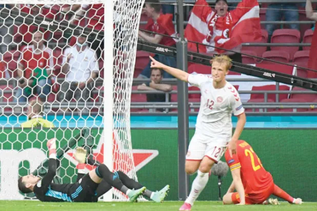 دولبرغ مهاجم الدنمارك يحتفل بتسجيل هدفه الثاني من رباعية فريقه في مرمى ويلز (أ.ف.ب)