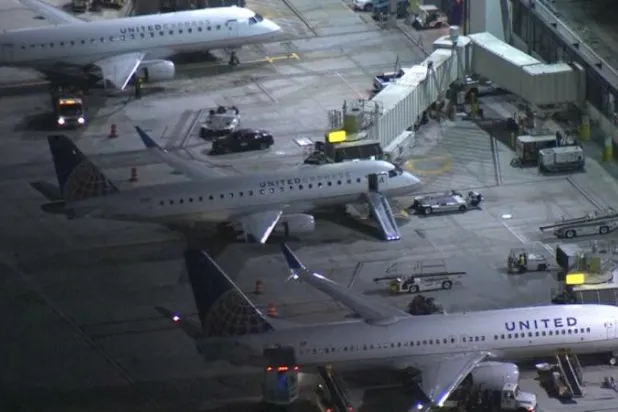 رجل يقفز من طائرة متحركة في مطار لوس أنجليس