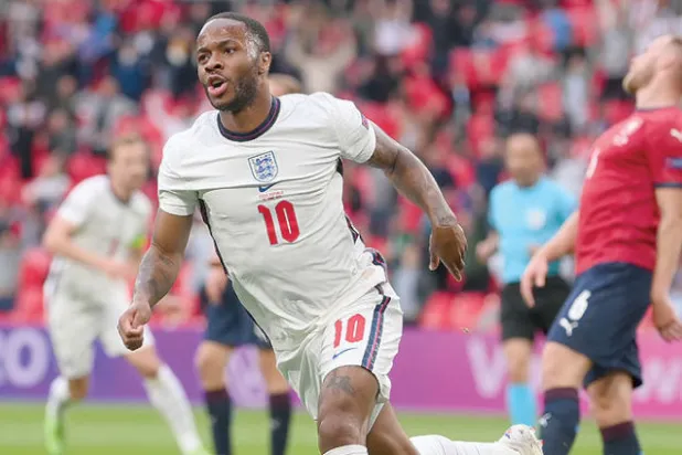 ستيرلينغ يحتفل بهدف فوز إنجلترا على جمهورية التشيك (إ.ب.أ)