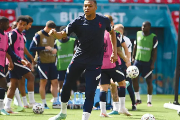 مبابي نجم فرنسا يأمل في فك صيامه التهديفي أمام سويسرا اليوم (أ.ف.ب)