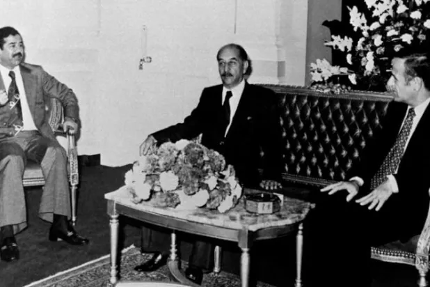 الرئيس العراقي أحمد حسن البكر يتوسط نائبه صدام حسين والرئيس السوري حافظ الأسد في بغداد في 5 نوفمبر 1978 (غيتي)