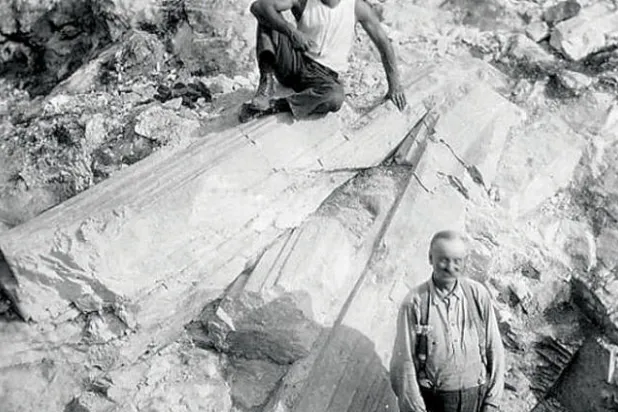 اكتشفت بلورات البريل العملاقة عام 1928 بمحجر البومبوس في ولاية مين (هيئة المسح الجيولوجي في ولاية مين)