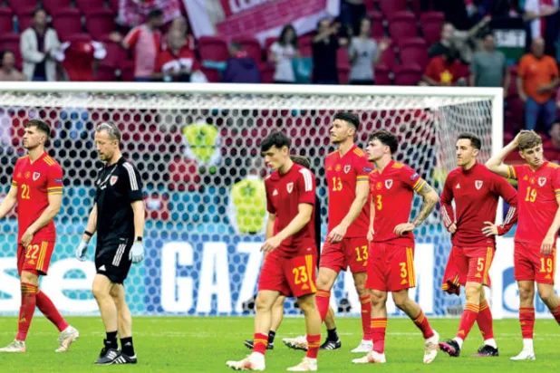 لاعبو ويلز يودعون «يورو 2020» بعد الهزيمة أمام الدنمارك (إ.ب.أ)