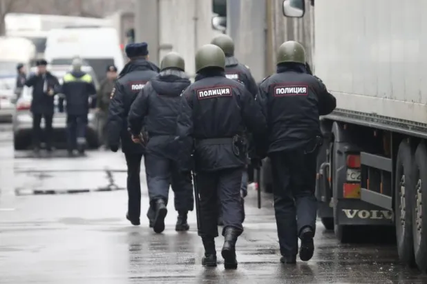 الشرطة الروسية تداهم منازل صحافيين وتحتجز أحدهم