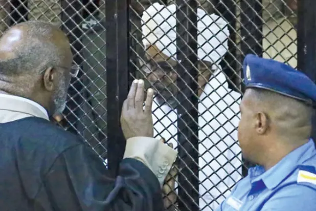 هيئة اتهام البشير تقاطع جلسة محاكمته وتشتكي لرئيس القضاء