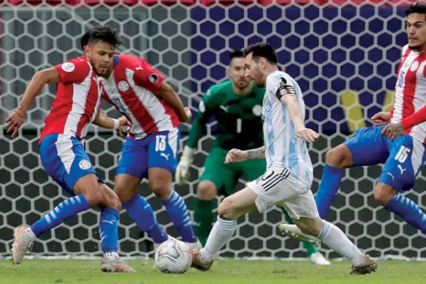 ميسي في مواجهة باراغواي (أ.ب)