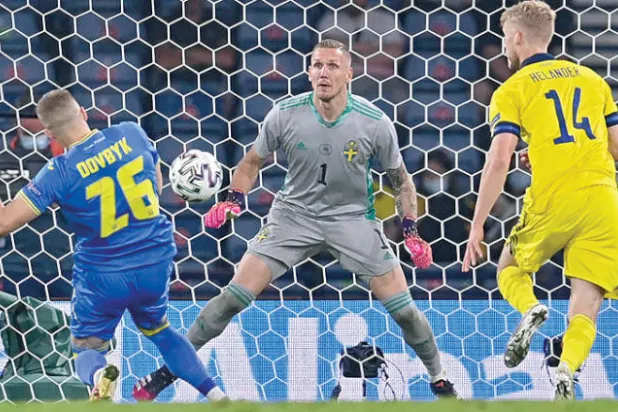 دوفبيك مهاجم أوكرانيا يسجل برأسه هدفاً في الوقت القاتل بمرمى السويد (أ.ف.ب)