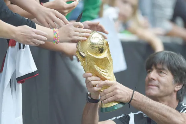 لوف في أسعد لحظاته بطلاً لمونديال 2014 (أ.ف.ب)