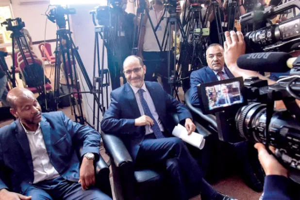 عبد الرزاق مقري (وسط) يتحدث إلى الصحافيين في العاصمة الجزائرية أمس (أ.ف.ب)