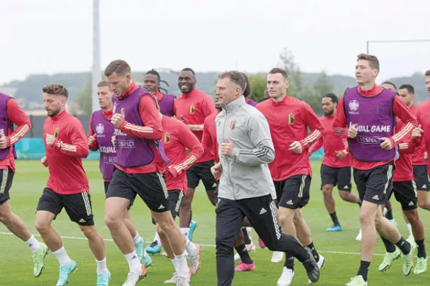 لاعبو بلجيكا خلال التدريب من دون هازارد ودي بروين قبل مواجهة إيطاليا (أ.ف.ب)