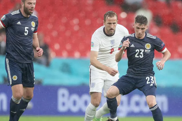 السماح لشخصيات في «يويفا» بدخول إنجلترا وتجاهل الحجر الصحي سيكون «هدفاً عكسياً» تحرزه حكومة جونسون في مرماها