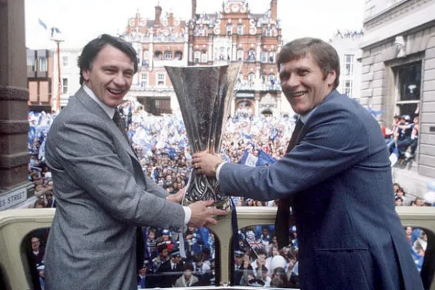 بوبي روبسون ومساعده بوبي فيرغسون وكأس الاتحاد الأوروبي (غيتي)