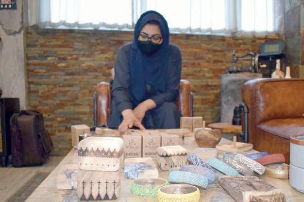 السعودية خلود الأنصاري تعرض قطع المباخر التي امتهنت صنعها